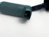 Ilustrasi inhaler asma berwarna hijau kebiruan dengan tutup terbuka di atas latar putih