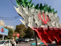 Instalasi berbentuk kupu-kupu berwarna hijau, putih, dan merah membentuk bendera Iran di jalan Teheran