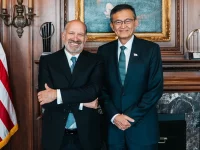 CEO Intel Lip-Bu Tan bersama Menteri Perdagangan AS Howard Lutnick