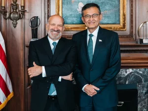CEO Intel Lip-Bu Tan bersama Menteri Perdagangan AS Howard Lutnick