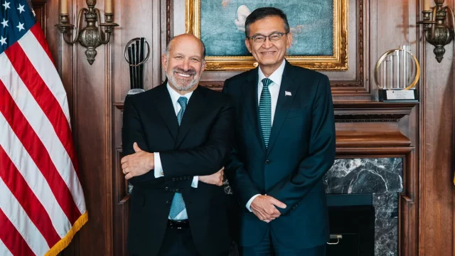 CEO Intel Lip-Bu Tan bersama Menteri Perdagangan AS Howard Lutnick