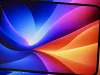 iPhone Duo dalam posisi terbuka diletakkan di atas iPad