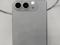 Bagian belakang ponsel lipat iPhone Duo warna putih dengan dua kamera