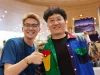 Pembeli memamerkan iPhone Duo di Apple Jing'an, Shanghai
