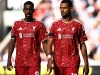 Alexander Isak dan Cody Gakpo berdiri berdampingan dengan seragam merah Liverpool