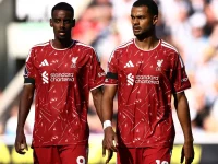 Alexander Isak dan Cody Gakpo berdiri berdampingan dengan seragam merah Liverpool