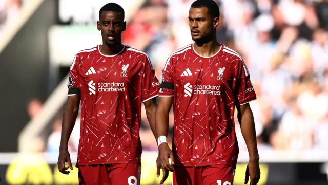 Alexander Isak dan Cody Gakpo berdiri berdampingan dengan seragam merah Liverpool