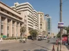 Jalan I. I. Chundrigar di kawasan pusat keuangan Karachi, Pakistan, dengan gedung perkantoran