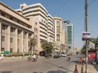 Jalan I. I. Chundrigar di kawasan pusat keuangan Karachi, Pakistan, dengan gedung perkantoran