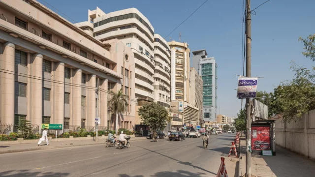 Jalan I. I. Chundrigar di kawasan pusat keuangan Karachi, Pakistan, dengan gedung perkantoran