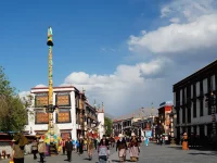 Ilustrasi jalan dan bangunan bergaya Tibet dengan tiang doa di kota lama Lhasa