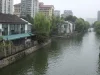 Kanal di kawasan Xinyifang, Hangzhou, Tiongkok, diapit rumah tua dan menara apartemen