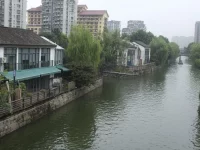Kanal di kawasan Xinyifang, Hangzhou, Tiongkok, diapit rumah tua dan menara apartemen
