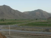 Jalan raya Salmas-Urmia di Provinsi Azerbaijan Barat, Iran, dengan latar pegunungan gundul