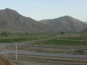 Jalan raya Salmas-Urmia di Provinsi Azerbaijan Barat, Iran, dengan latar pegunungan gundul