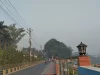Ruas jalan raya N707 di Jashore, Bangladesh, dengan pagar pembatas dan tiang listrik