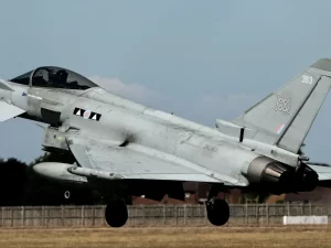 Jet tempur Eurofighter Typhoon bersiap mendarat di pangkalan RAF Coningsby, Inggris