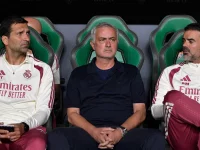 Jose Mourinho duduk di bangku cadangan Real Madrid diapit dua anggota staf