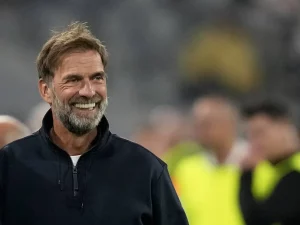 Juergen Klopp tersenyum jelang laga Jerman melawan Serbia di Muenchen