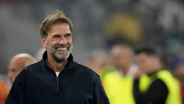 Juergen Klopp tersenyum jelang laga Jerman melawan Serbia di Muenchen