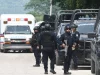 Polisi bersenjata dan ambulans di sebuah jalan di Meksiko