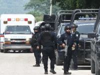 Polisi bersenjata dan ambulans di sebuah jalan di Meksiko