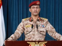 Juru bicara militer Houthi Yahya Saree berseragam loreng berbicara di podium