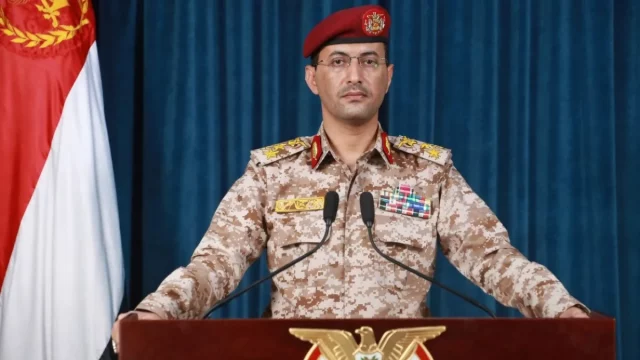 Juru bicara militer Houthi Yahya Saree berseragam loreng berbicara di podium