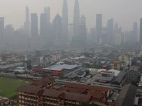 Gedung-gedung pencakar langit Kuala Lumpur diselimuti kabut asap