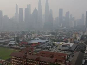 Gedung-gedung pencakar langit Kuala Lumpur diselimuti kabut asap