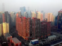 Gedung-gedung di kawasan Dawanglu, Beijing, diselimuti kabut asap pada Desember 2014