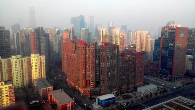 Gedung-gedung di kawasan Dawanglu, Beijing, diselimuti kabut asap pada Desember 2014