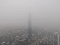 Kabut asap tebal menyelimuti gedung-gedung tinggi di Kuala Lumpur, Malaysia