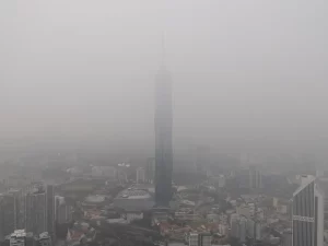 Kabut asap tebal menyelimuti gedung-gedung tinggi di Kuala Lumpur, Malaysia