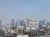 Gedung-gedung tinggi kawasan Sathon dan Si Lom, Bangkok, diselimuti kabut polusi udara pada Maret 2019