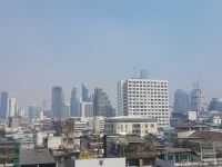 Gedung-gedung tinggi kawasan Sathon dan Si Lom, Bangkok, diselimuti kabut polusi udara pada Maret 2019