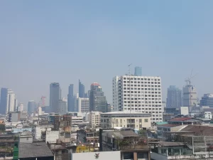 Gedung-gedung tinggi kawasan Sathon dan Si Lom, Bangkok, diselimuti kabut polusi udara pada Maret 2019