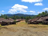 Deretan rumah panggung beratap daun sagu di kampung adat Huaulu, Pulau Seram, Maluku
