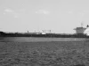 Kapal tanker minyak berlayar di laut lepas dalam foto hitam putih