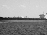 Kapal tanker minyak berlayar di laut lepas dalam foto hitam putih