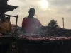 Ilustrasi daging kebab dibakar di panggangan berasap di lapak pinggir jalan saat senja, Tamale, Ghana