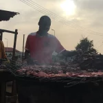 Ilustrasi daging kebab dibakar di panggangan berasap di lapak pinggir jalan saat senja, Tamale, Ghana