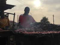 Ilustrasi daging kebab dibakar di panggangan berasap di lapak pinggir jalan saat senja, Tamale, Ghana
