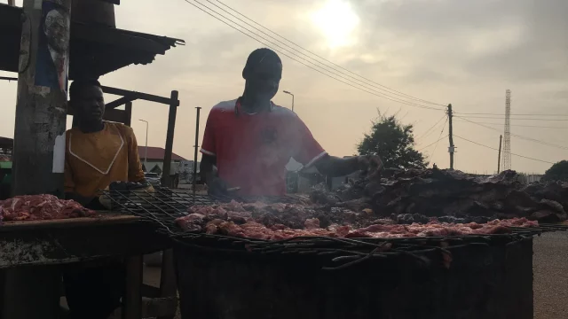 Ilustrasi daging kebab dibakar di panggangan berasap di lapak pinggir jalan saat senja, Tamale, Ghana