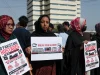 Keluarga awak tanker Honour 25 membawa poster sandera di Karachi