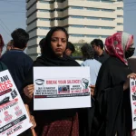 Keluarga awak tanker Honour 25 membawa poster sandera di Karachi