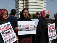 Keluarga awak tanker Honour 25 membawa poster sandera di Karachi