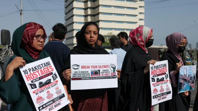 Keluarga awak tanker Honour 25 membawa poster sandera di Karachi