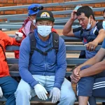 Kerabat korban longsor salju Himlung duduk menunggu di rumah sakit Kathmandu