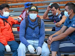Kerabat korban longsor salju Himlung duduk menunggu di rumah sakit Kathmandu
